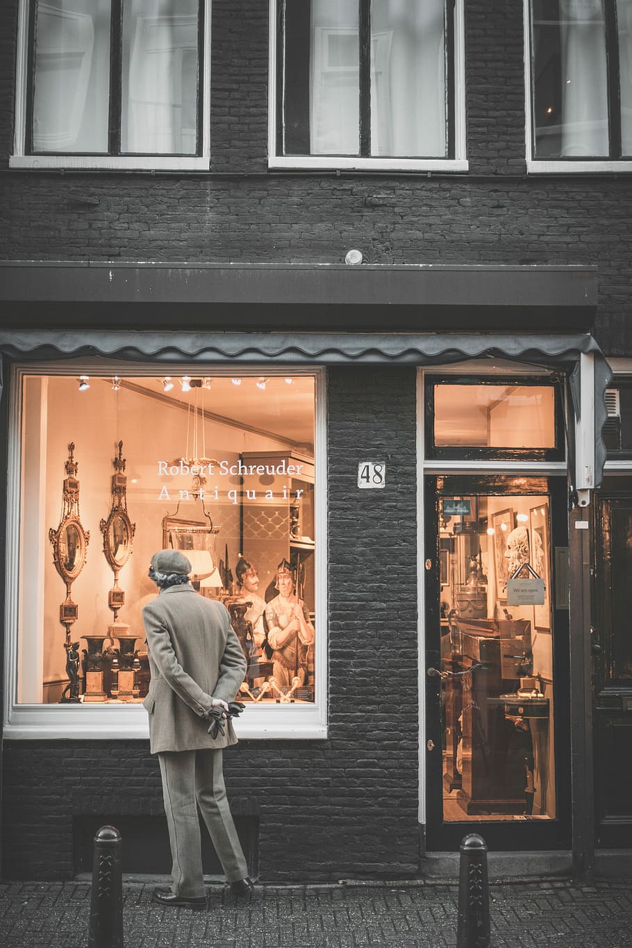 man standing in front of storefront, man standing in front of store with door close HD wallpaper