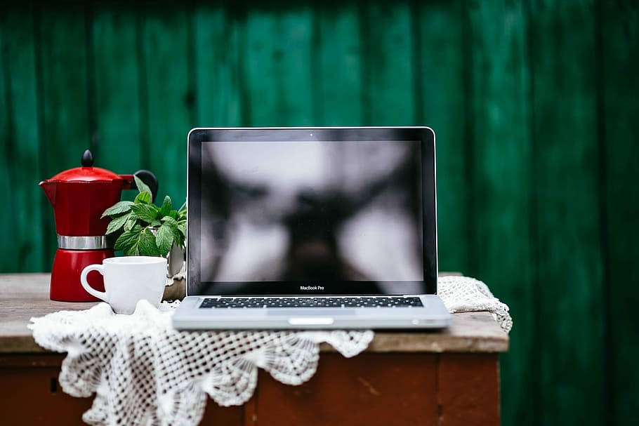Vintage workplace, workspace, computer, macbook, technology, desk HD wallpaper