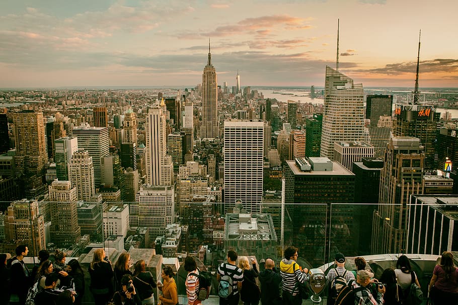 Tourists and sightseers gather on one of the Top Of The Rock observation decks at the Rockefeller Centre in Manhattan, New York City. The Empire State building can be seen in the background with views all the way down to Brooklyn and southern Manhattan, HD wallpaper
