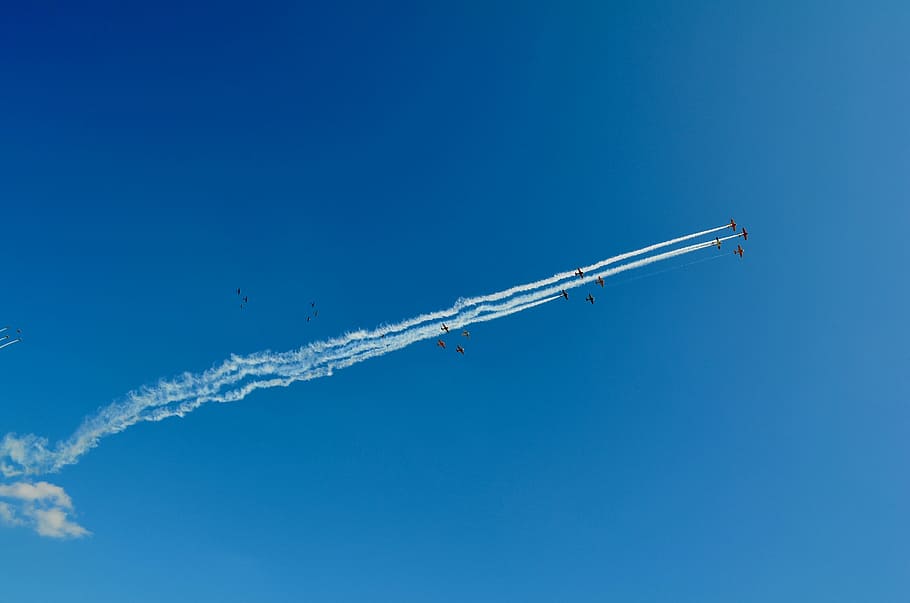 Air flying. След самолета в небе. Авиационные дымы. Хлопок от самолета в небе. Воздушный транспорт в небе с полосой.