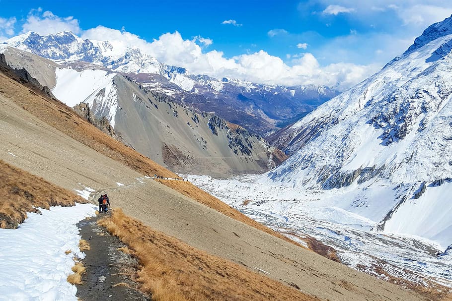 Trekking in Nepal Himalayas, people walking on mountains at daytie HD wallpaper