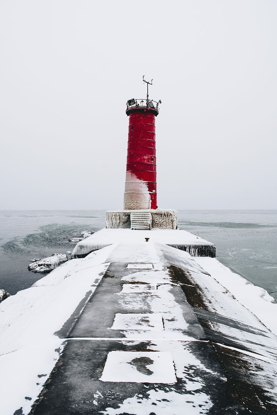 The Last Color, red lighthouse with snow, lighthoue, sea, frozen, HD wallpaper