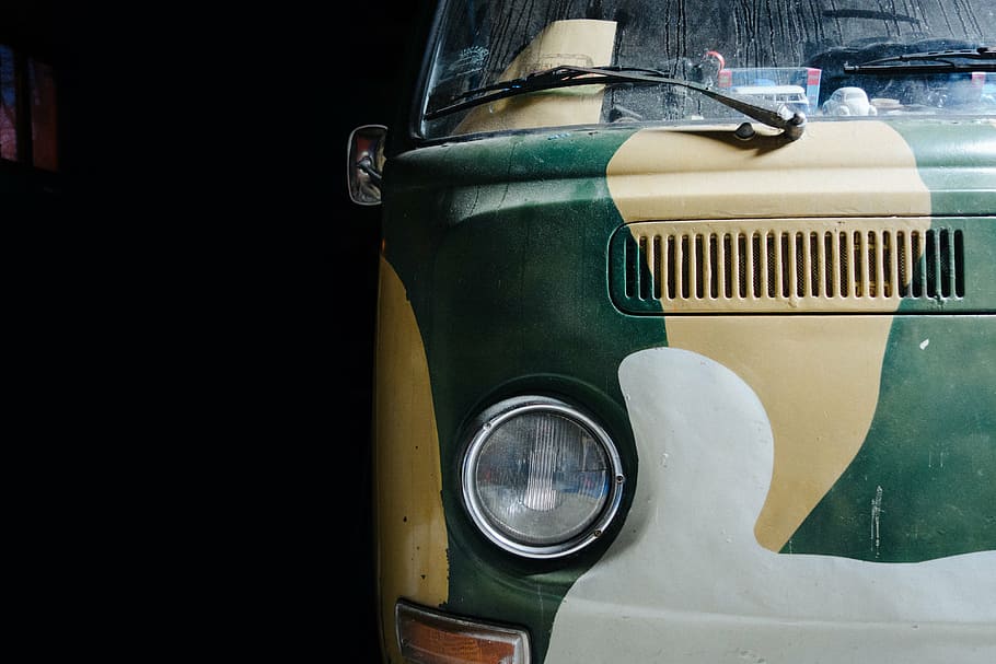green and beige camouflage Volkswagen bus, vw bus, frontlight HD wallpaper