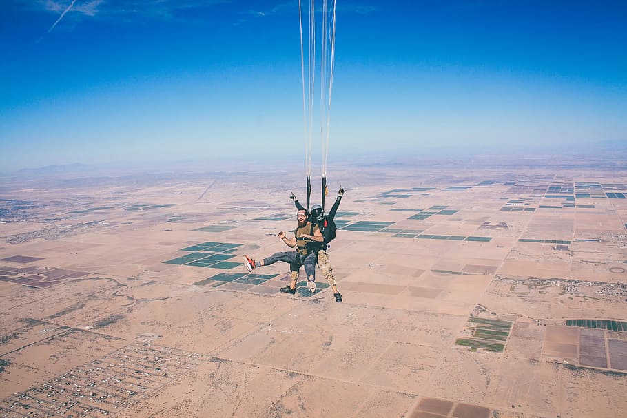 two men in 1 parachute in mid air during daytime, two man on parachute HD wallpaper