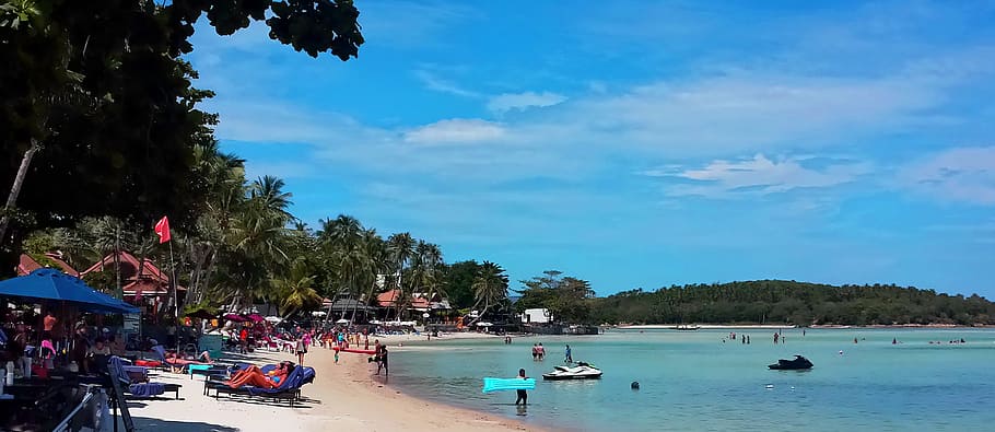 people near seashore surrounded by mountains taken during daytime HD wallpaper