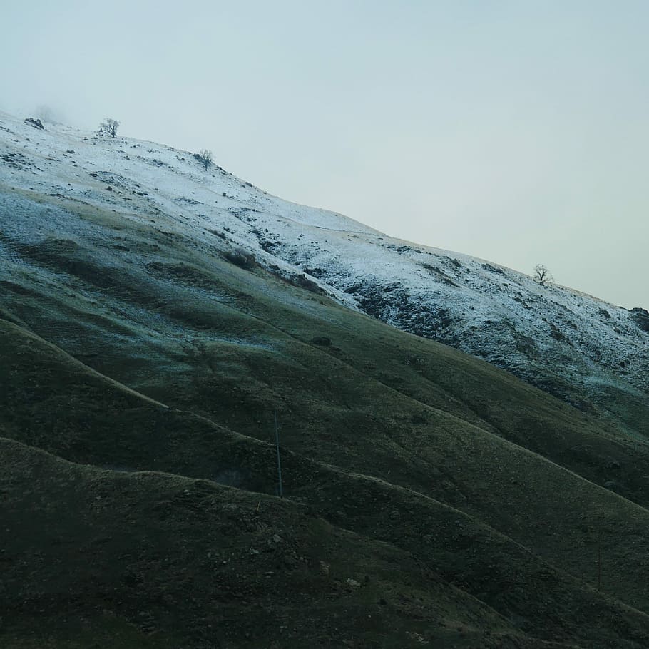 California Mountains, land formation under white sky, side, snow HD wallpaper