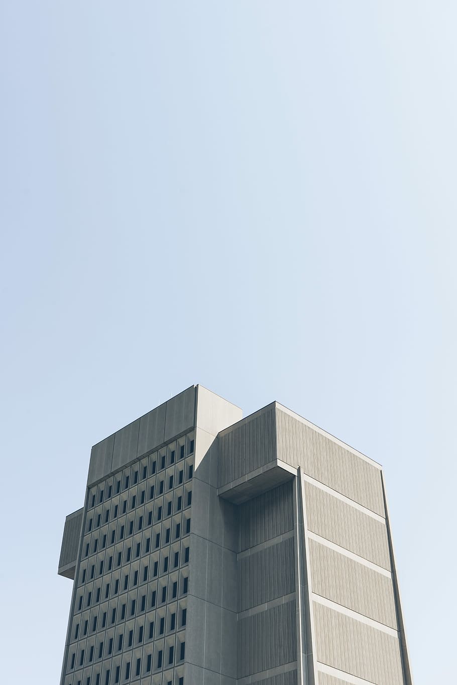 photo of gray high rise building under cloudy sky, architecture HD wallpaper