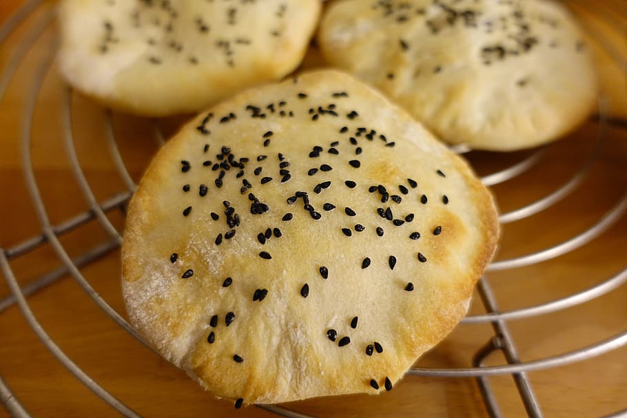flat bread, black cumin, food, bake, baked, selberbacken, baked bread HD wallpaper