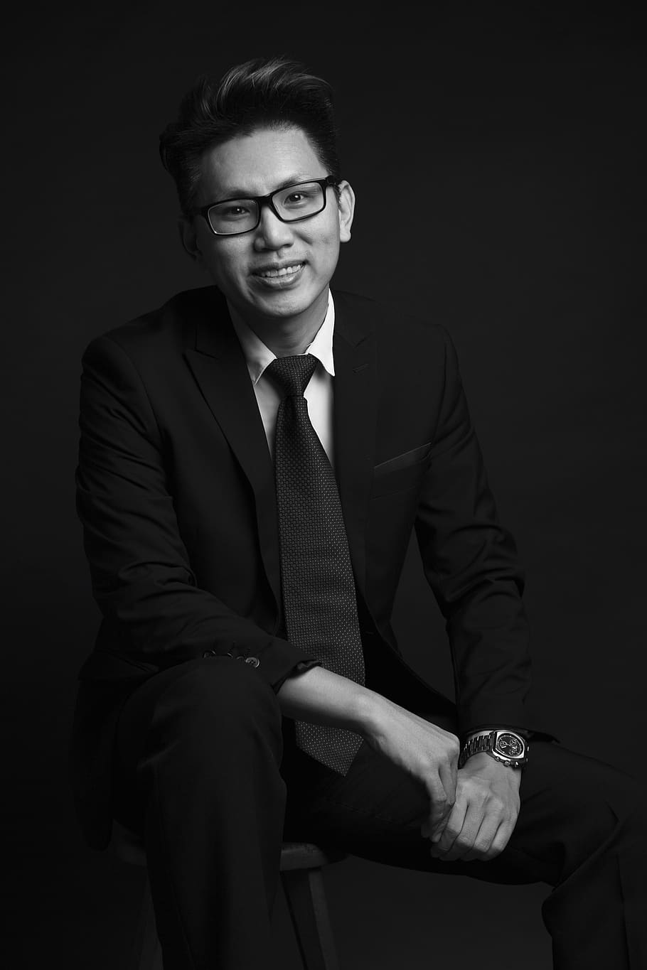 man, portrait, studio, blackandwhite, looking at camera, smiling HD wallpaper