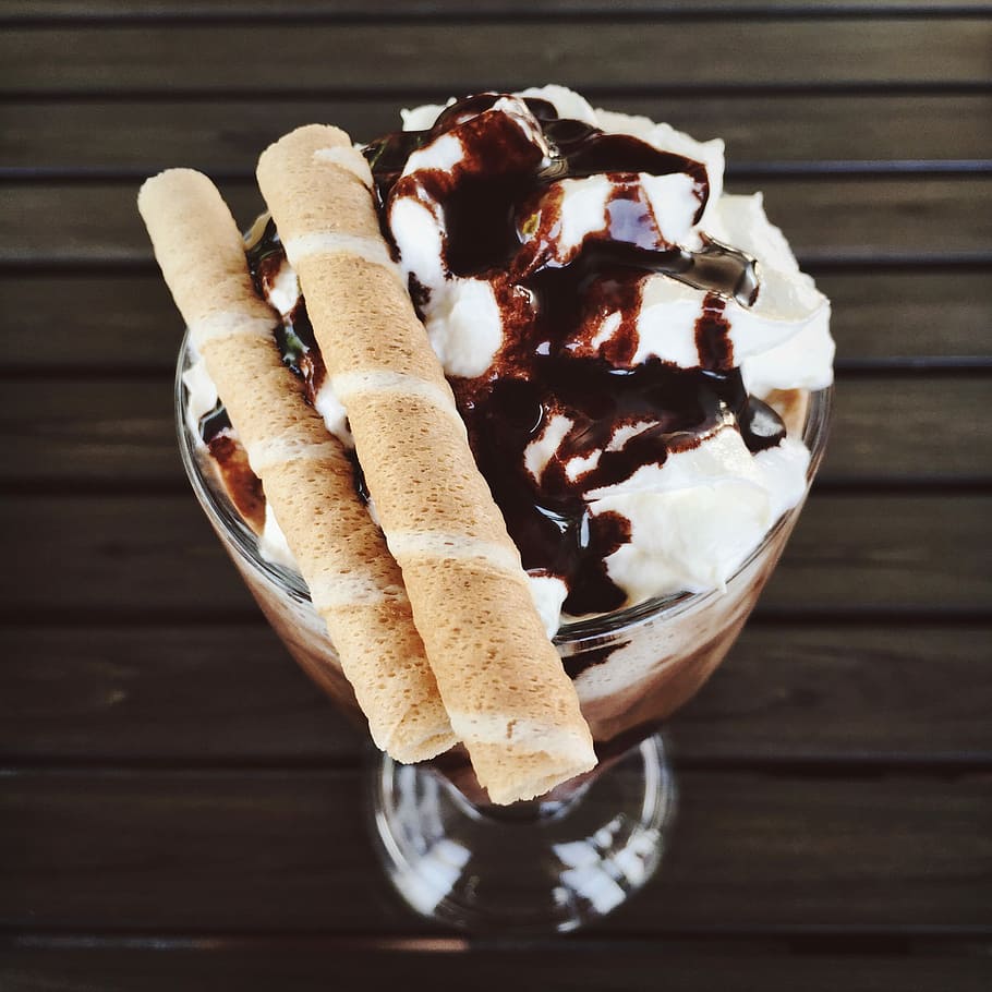 frappe with chocolate crunch sticks on footed glass, photo of dessert sorbet with two sticks, HD wallpaper