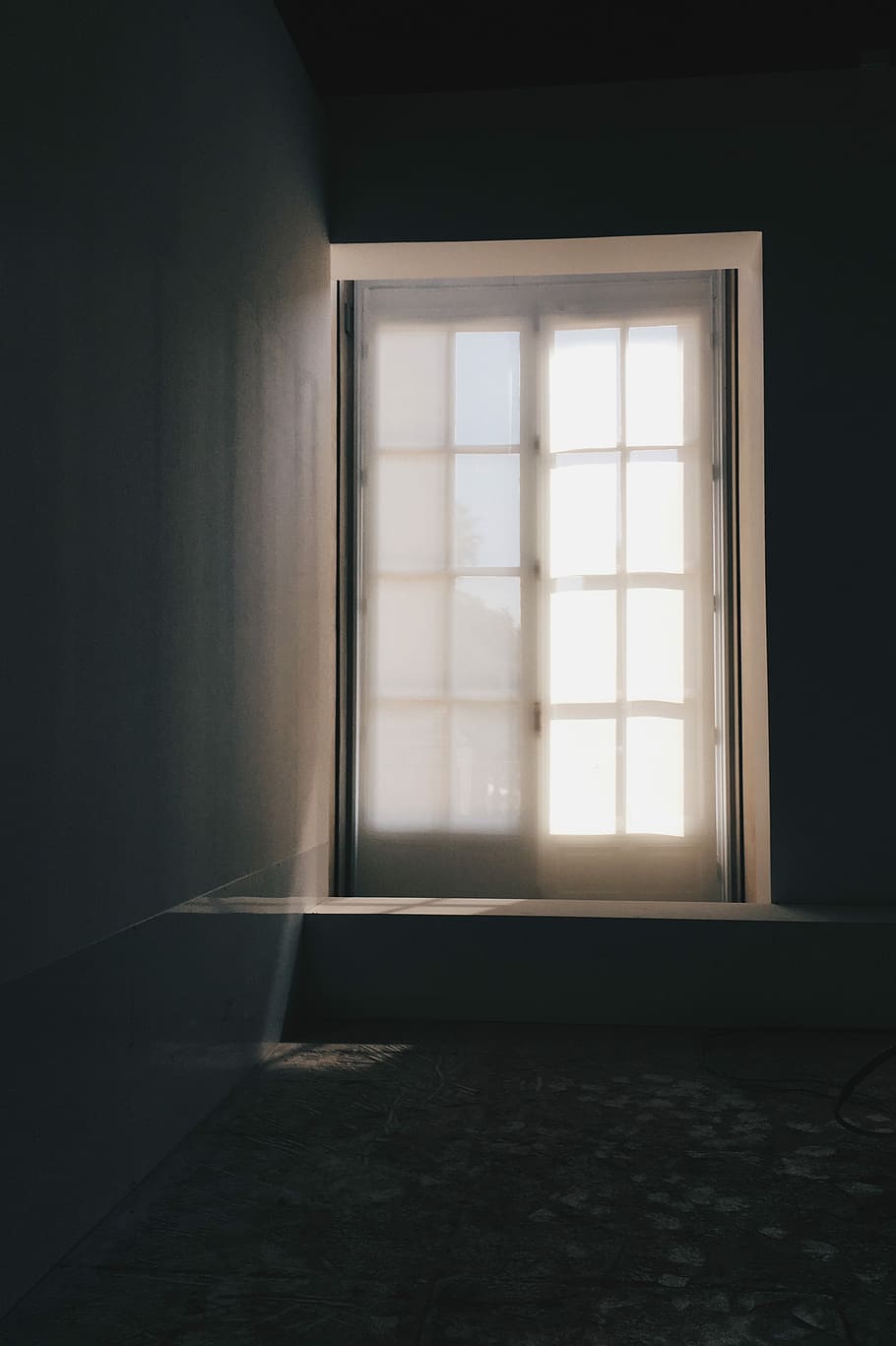 glass window with white wooden frame, white wooden window frame