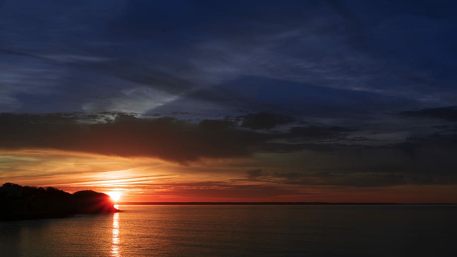 rule of thirds photography of sunset, landscape photo of sea against golden sun \ HD wallpaper