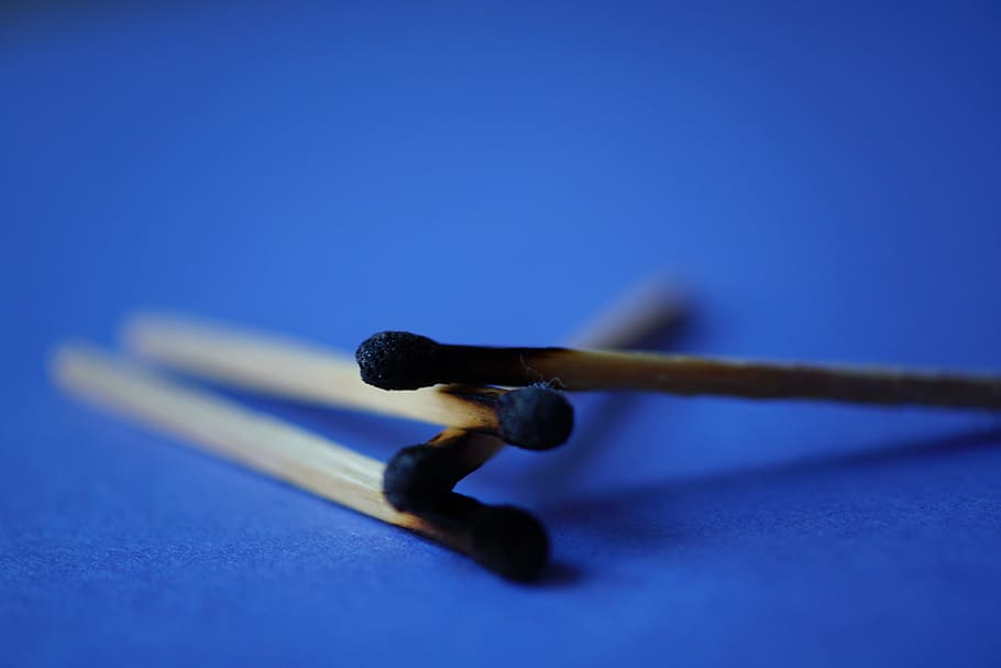 match, macro, close-up, burnt, matchsticks, blue, studio shot HD wallpaper