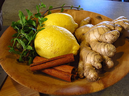 yellow lemon fruits and gingers on round brown wooden, cinnamon HD wallpaper