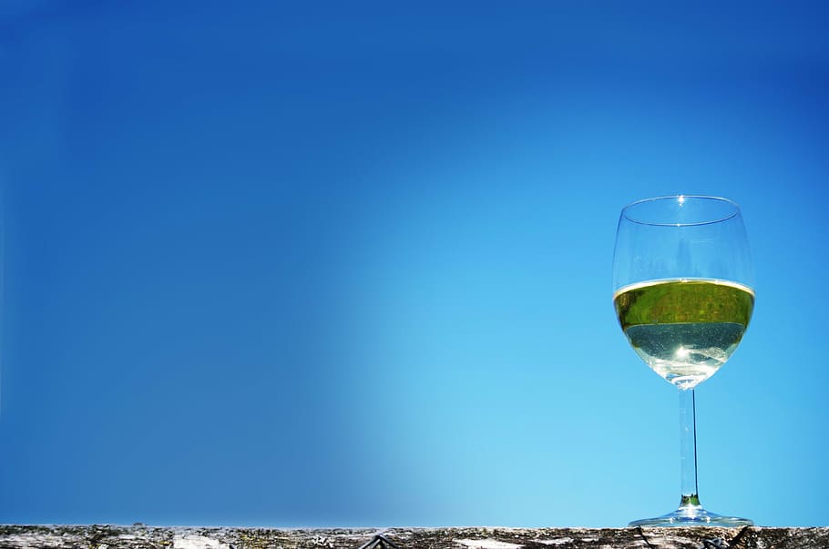 closeup photography of clear wine glass with beverage, mead HD wallpaper