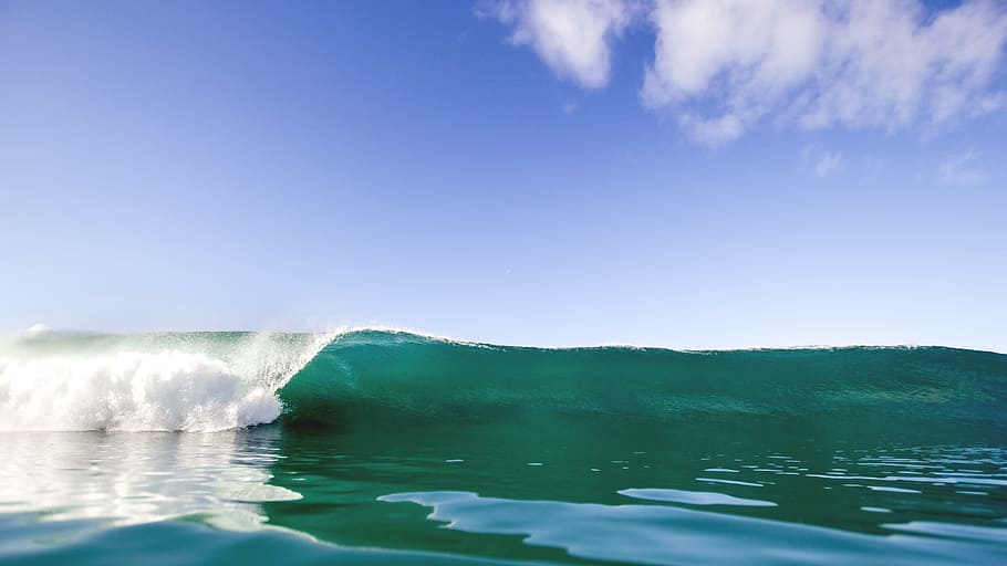 barrel wave, ocean wave under blue and white cloudy sky, photography HD wallpaper