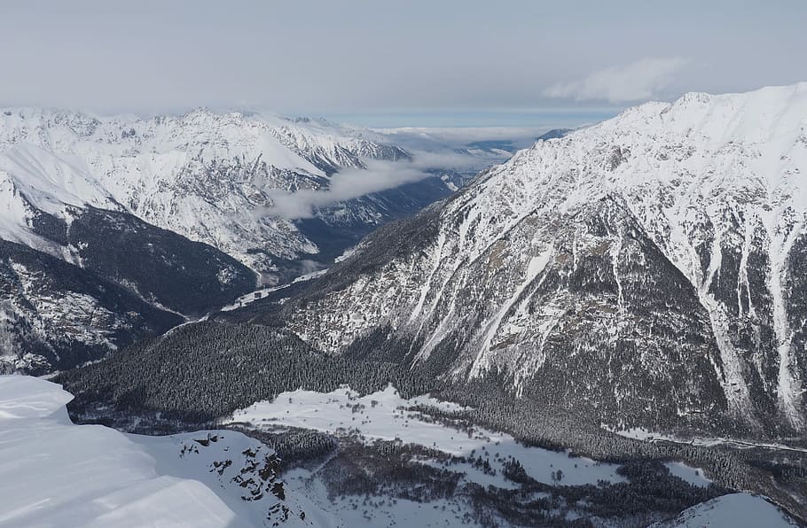 bird's eye view of snow mountain during daytime, snow-capped rockhills photo HD wallpaper