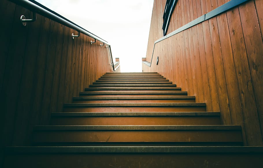 stairs worm-eye photography, worm's eyeview of brown wooden plank stair during daytime HD wallpaper