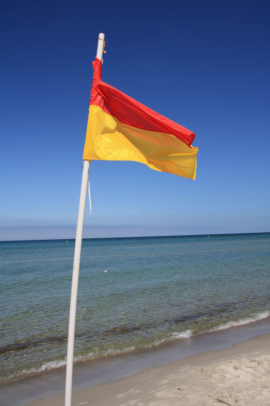 Sea, Mallorca, Coast, flag, beach, sand, water, horizon over water HD wallpaper