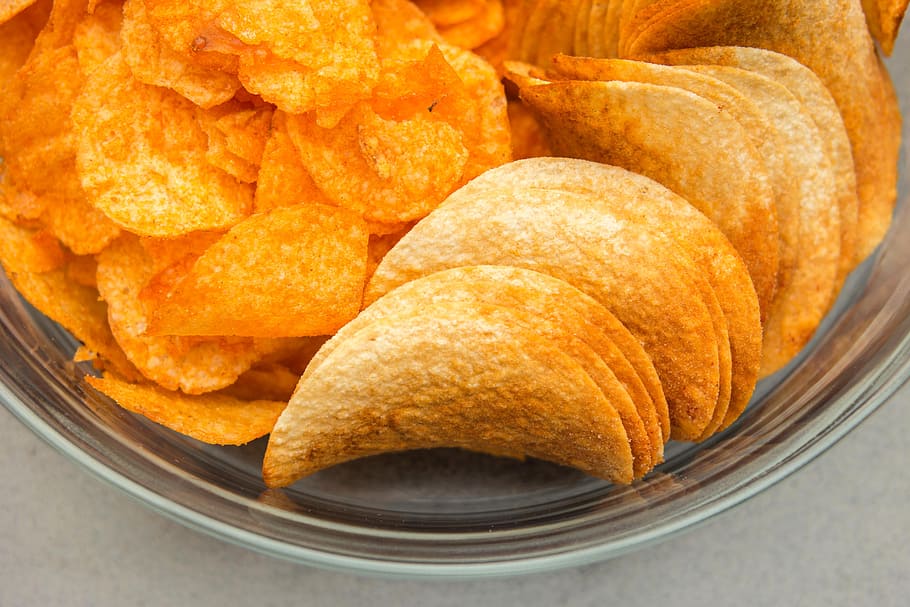 closeup photo of chips on clear glass bowl, snack, pringles, crisps, HD wallpaper