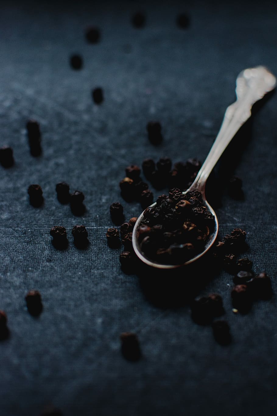 spoon of peppers, raisins and gray spoon, peppercorns, black HD wallpaper