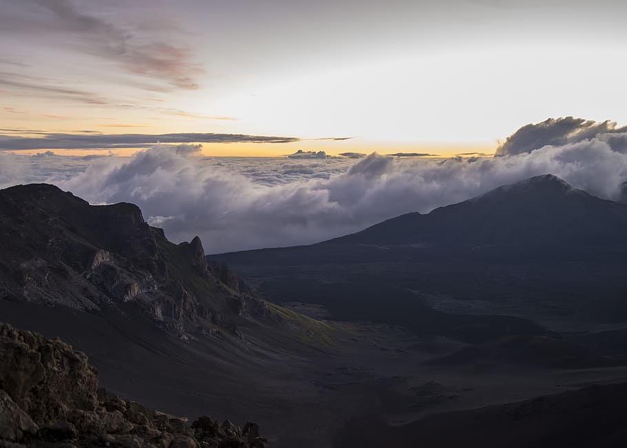 birds-eye view of mountain with sea of cloud, white clouds over mountains HD wallpaper