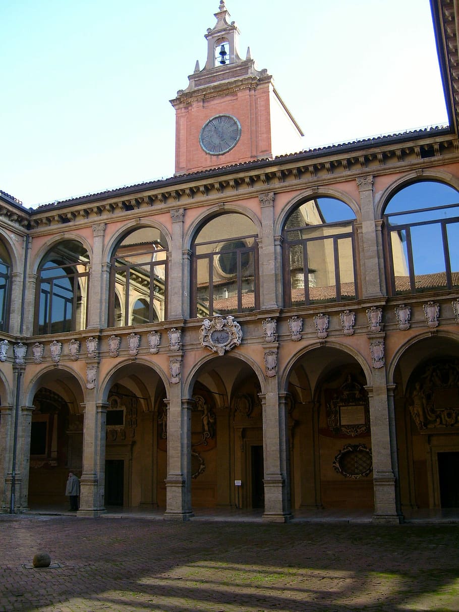 Courtyard of the 16th-century Archiginnasio in Bologna, Italy, HD wallpaper