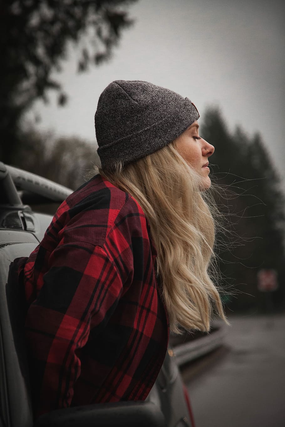 woman looking out vehicle window, woman in red shirt peeping on vehicle HD wallpaper