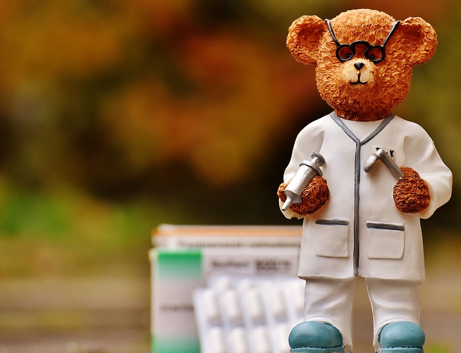 focus photo of doctor bear figurine, profession, figure, cute, HD wallpaper