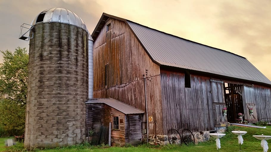 brown barn under cloudy sky, silo, farm, summer, farming, wisconsin HD wallpaper