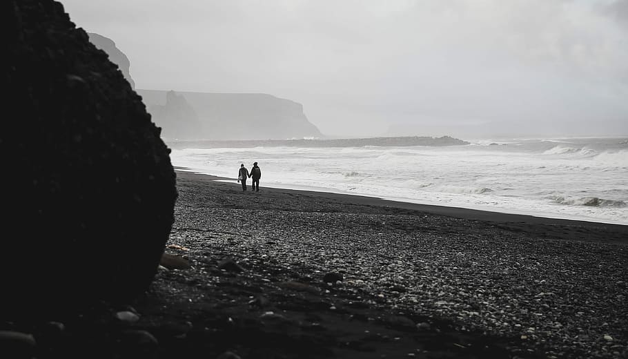 Черный песок для фотошопа. Люди на море. Черный песок двое. Черный песок пляж парень.