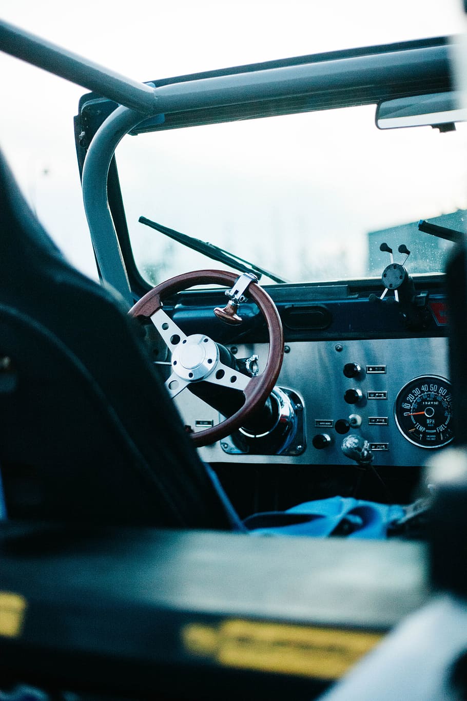 selective focus photography of brown steering wheel, black and brown vehicle interior HD wallpaper