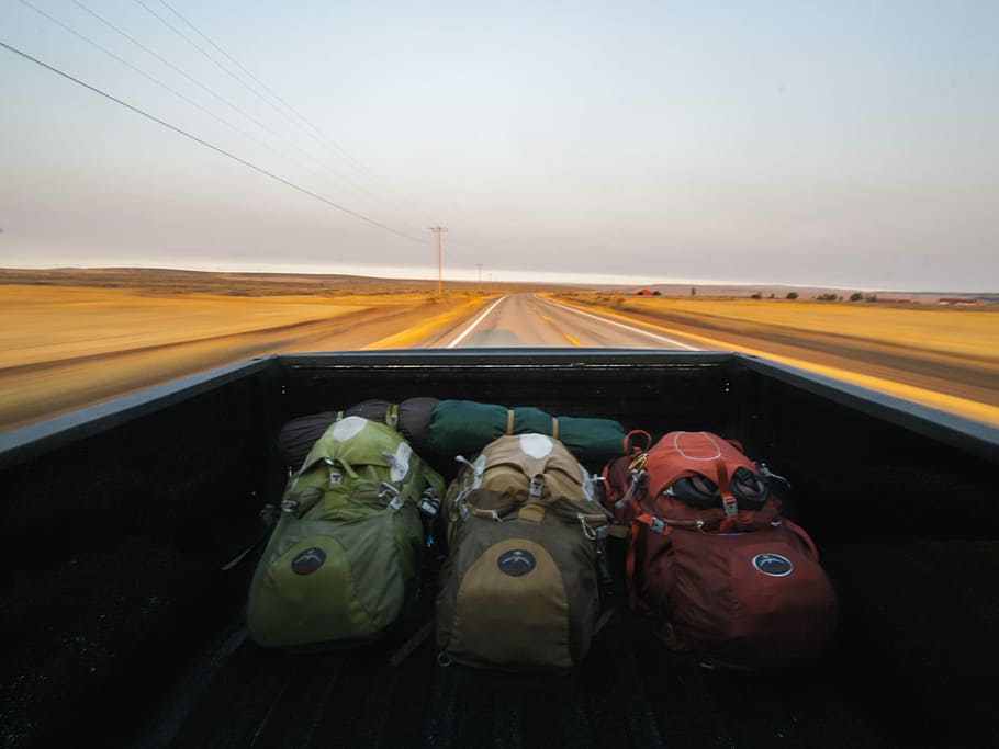 photography of several hiking backpacks in truck bed, three orange, brown, and green hiking backpack on pickup truck HD wallpaper