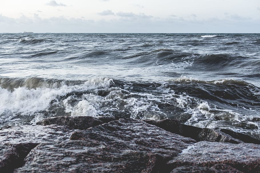 waves of ocean during daytime, ocean waves smashing on rock, white sky HD wallpaper