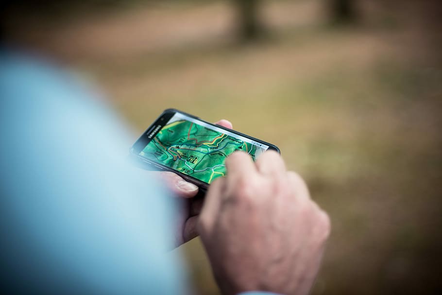 person holding Samsung Galaxy Android smartphone, person using black smartphone HD wallpaper