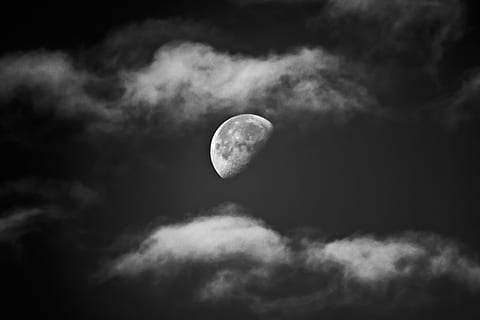 half moon on cloudy sky, clouds, night, black and white, moonlight HD wallpaper
