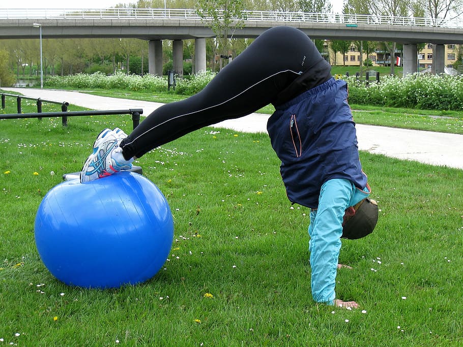 pikepress, exercise ball, exercisebal, grass, lifestyles, men HD wallpaper