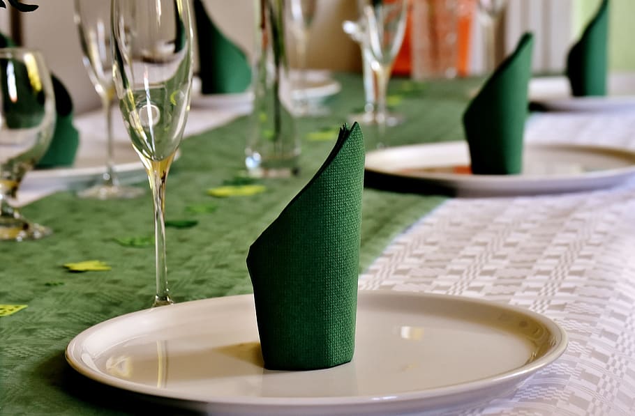 green table cloth on white ceramic plate, Board, Tableware HD wallpaper