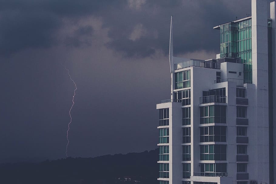 white highrise building under gray skjy, photo, dark, clouds HD wallpaper