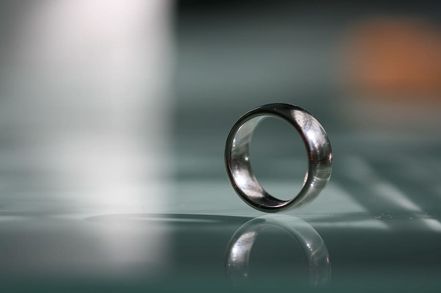 selective focus photography of silver-colored ring, wedding ring HD wallpaper