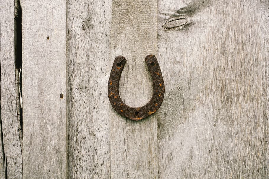 rusty horseshoe on wall, barn, luck, symbol, rural, building, HD wallpaper