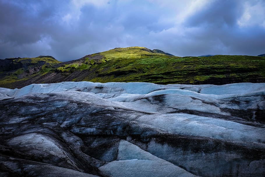 green mountain under white clouds, scenery of white rocks in front of green mountain HD wallpaper