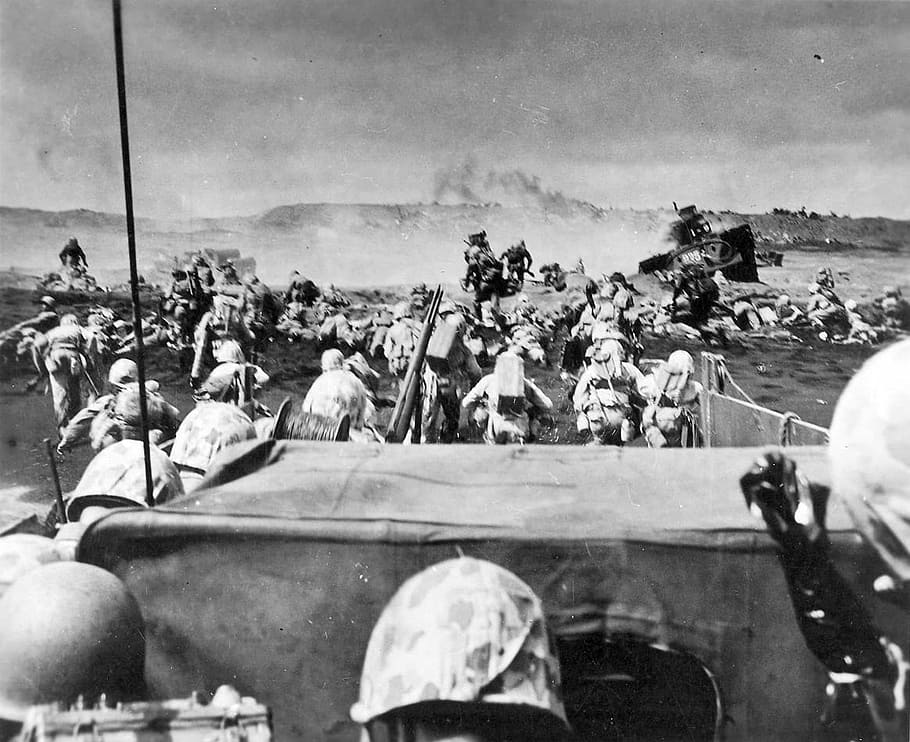 Marines landing on the beach at Iwo Jima, World War II, amphibious landing, HD wallpaper
