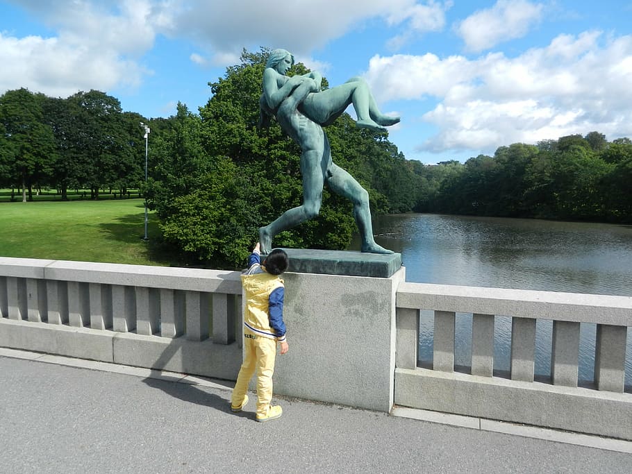 sculpture, run, hold back, art, boy, tourist, small, bridge HD wallpaper
