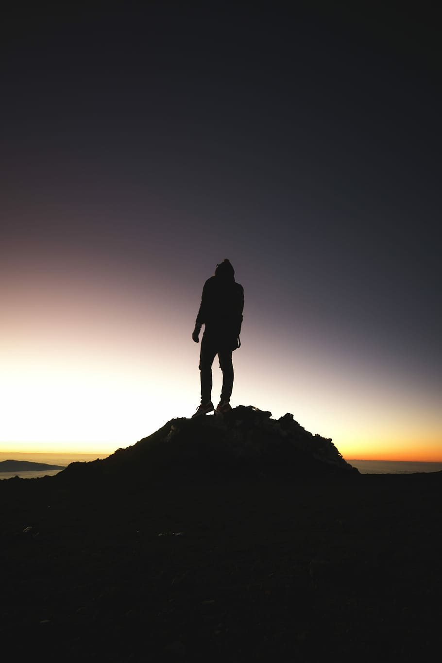 silhouette of person standing near ocean, person standing on the peak of the mountain HD wallpaper