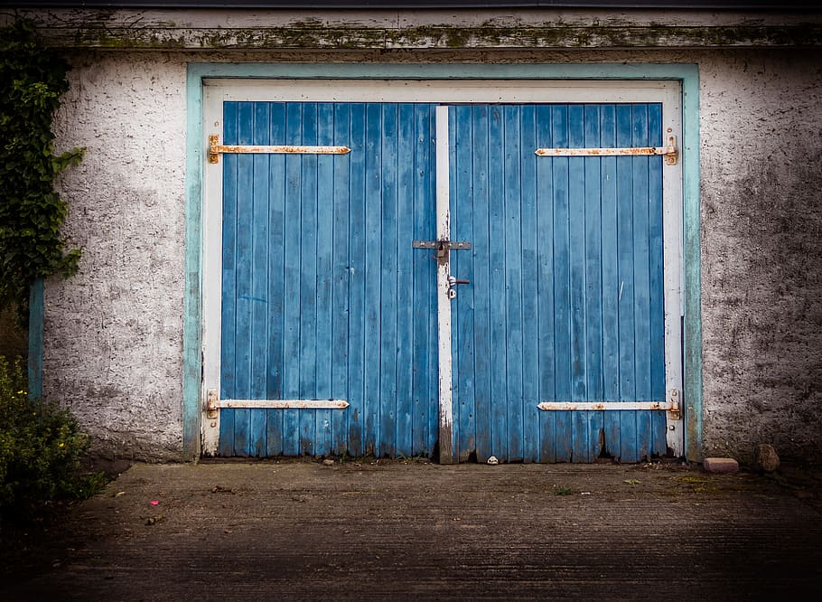 blue wooden doors, old gate, old garage, wooden gate, wrought iron, HD wallpaper