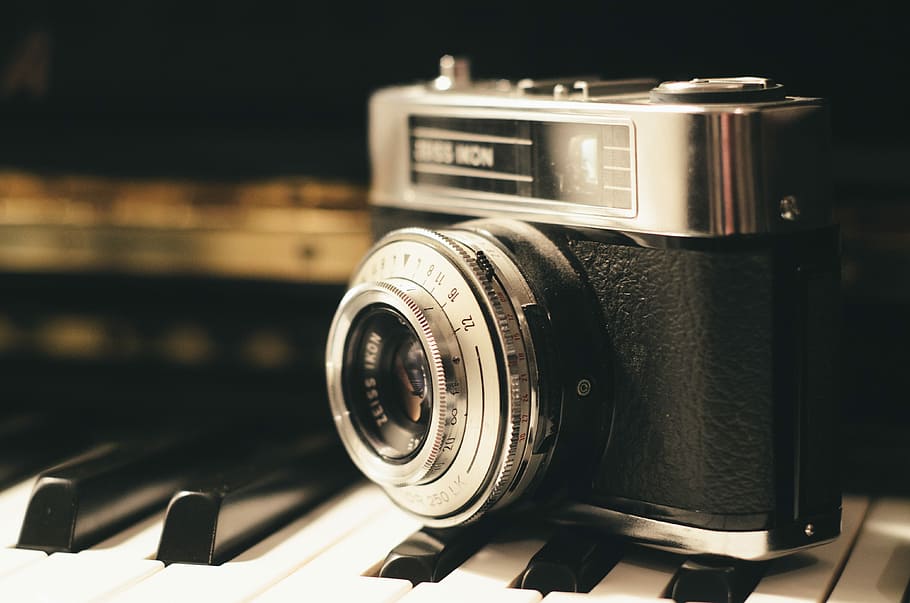black film camera on piano keyboard, antique, camera - Photographic Equipment HD wallpaper