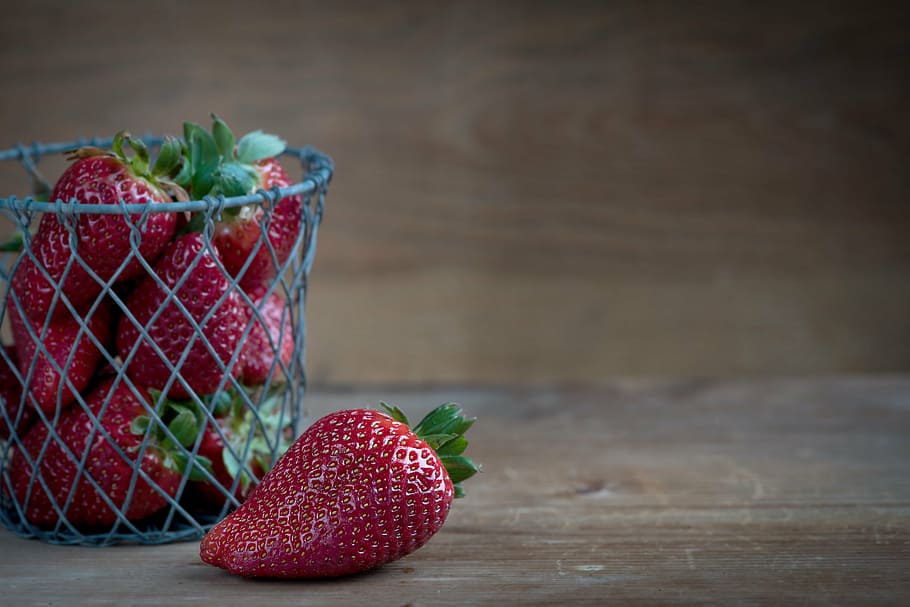pile of strawberry inside the container, red, ripe, frisch, harvest, HD wallpaper