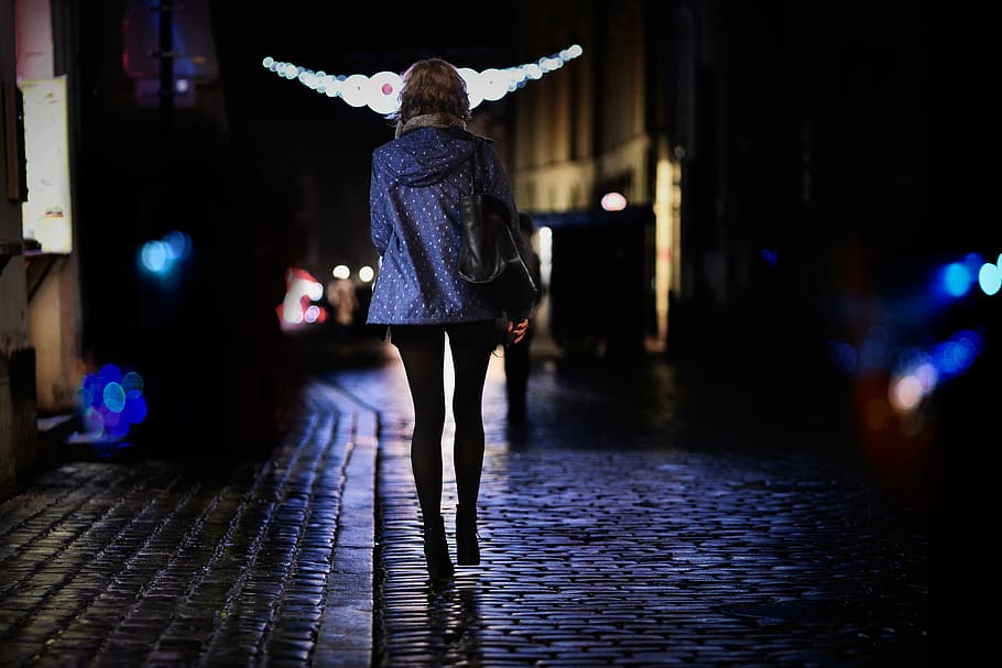 ULICA, woman walking on street at night, female, light, solitude