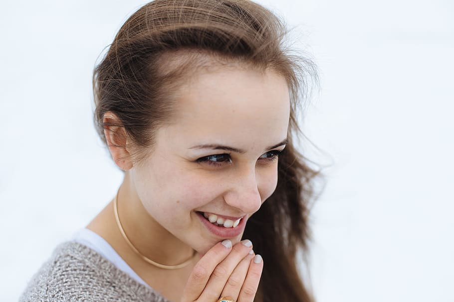 woman holding her chin while smiling, woman smiling while holding chin HD wallpaper